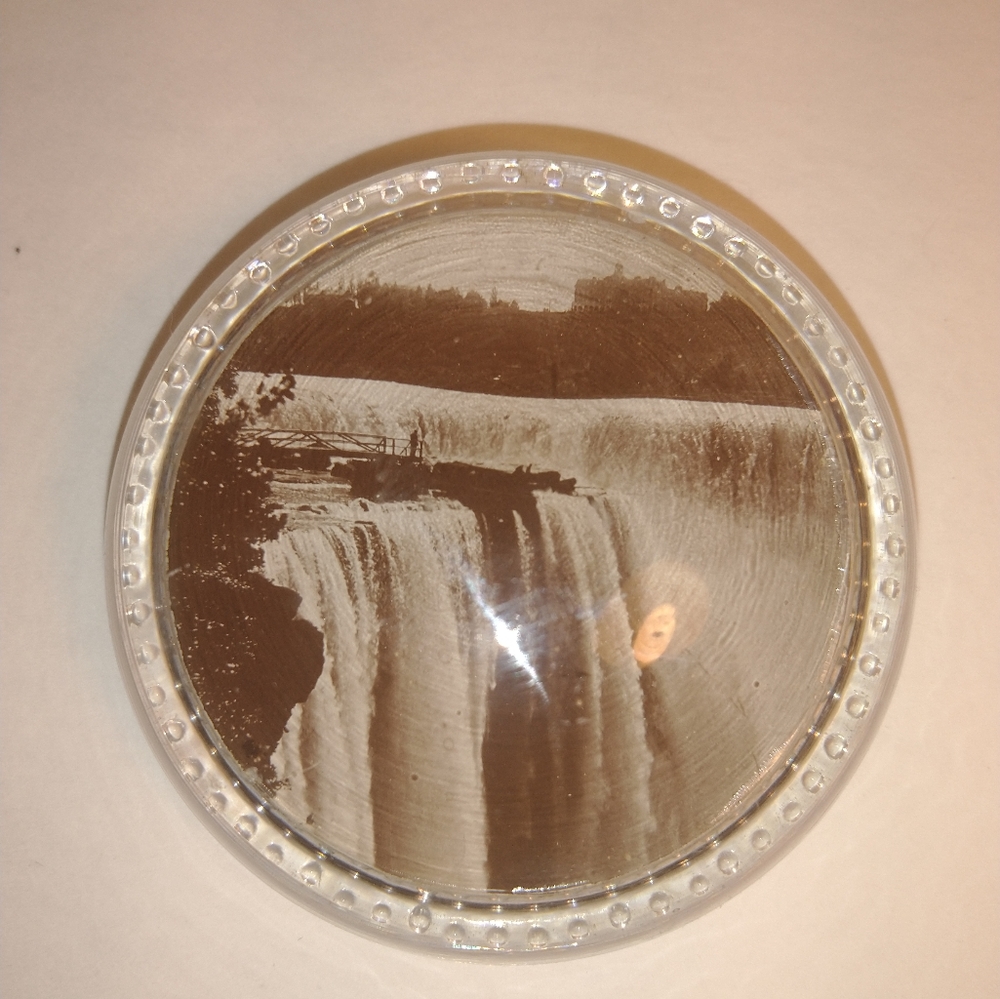 Vintage Niagara Falls paper weight.